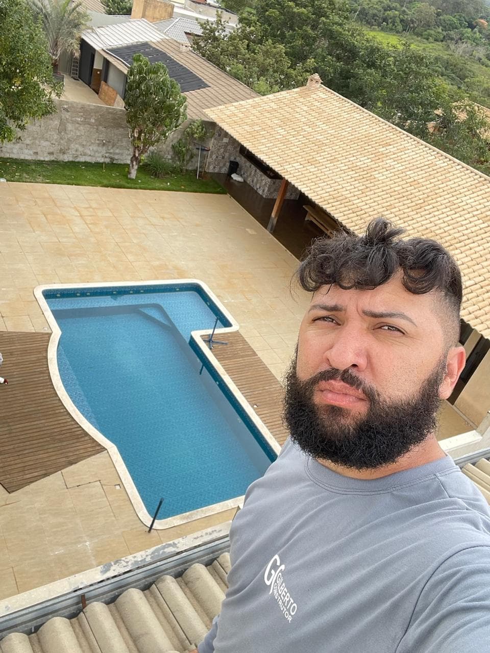 Gilberto acompanhando a finalização de uma piscina residencial em Brasília